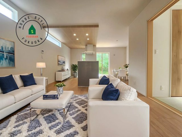 福津市福間南3丁目第1-7棟（7号棟）　の居間・リビング|明るく開放的なリビングダイニングは豊かな陽光が注ぎ込み、やすらぎの空間を演出してくれます。ご家族で楽しいひとときをお過ごし下さい。※家具はCGを合成したものです。