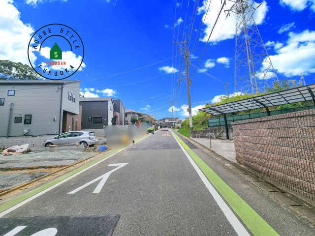 福津市福間南3丁目第1-7棟（7号棟）　の前面道路含む現地写真|前面道路は閑静な住宅地をはしる車通りの少ない道路。お車の出し入れが苦手なママや小さなお子様にも安心ですね。しっかり舗装もされているので、ベビーカーや自転車で通っても快適に通行できます。