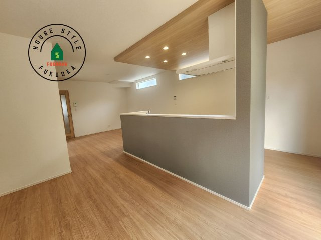 福津市福間南3丁目第1-7棟（7号棟）　のダイニング|キッチンから立ち込める香りが今日の料理を期待させます。