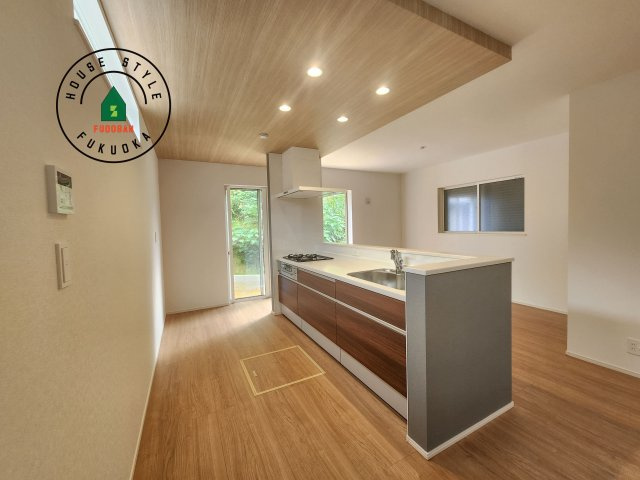 福津市福間南3丁目第1-7棟（7号棟）　のキッチン|ダイニングテーブルへの配膳がラクラク、お料理はかどるカウンター付きシステムキッチン！