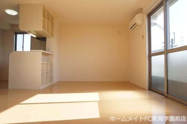 合志市幾久富のアパートの居間・リビング