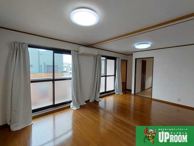 南山パストラルコートの居間・リビング