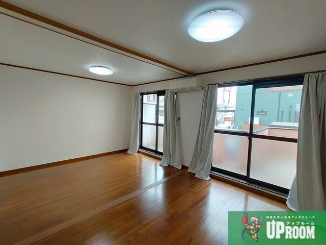 南山パストラルコートの居間・リビング