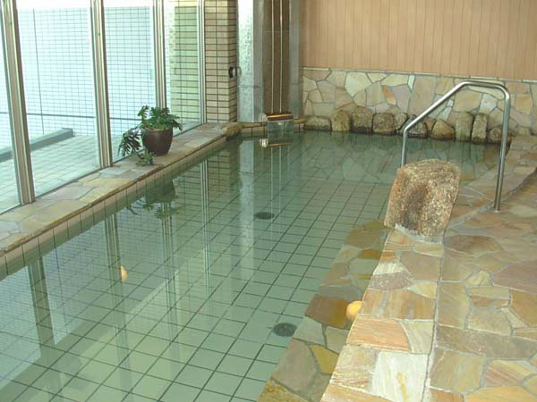 日常使いのできるマンション内の大浴場。お湯に浸かりながら海が望めます。