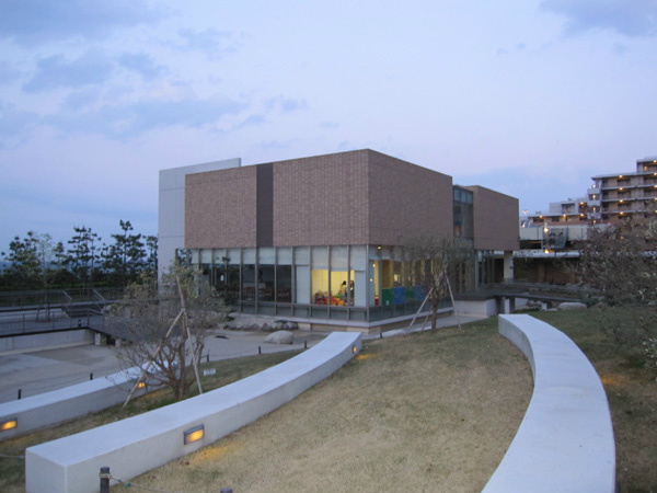 スパ、トレーニングジム等の充実した共用棟。