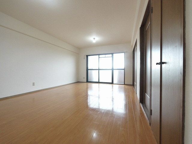 ル・ソレイユ（田井庄町）の居間・リビング|使いやすい居間です