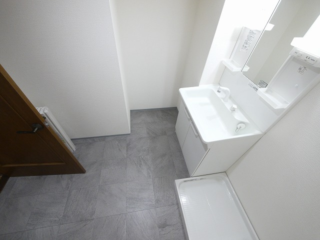 ル・ソレイユ（田井庄町）の洗面所|スペースが確保できる洗面所です