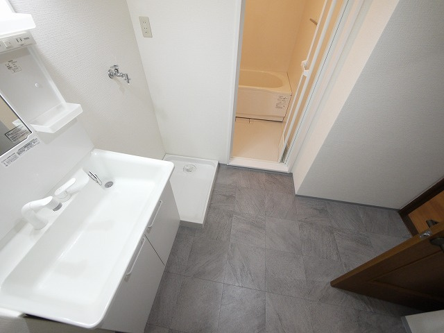 ル・ソレイユ（田井庄町）の洗面所|スペースが確保できる洗面所です