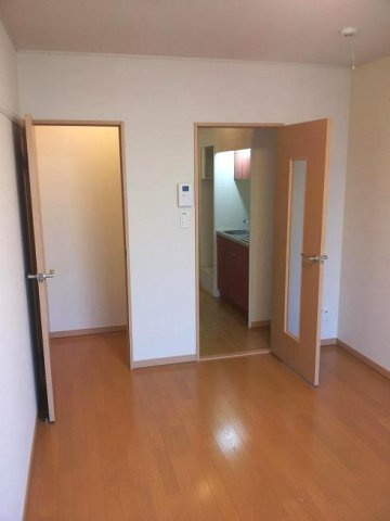 レオパレスサンライズの居間・リビング|こちらのリビングで趣味の時間をお楽しみください