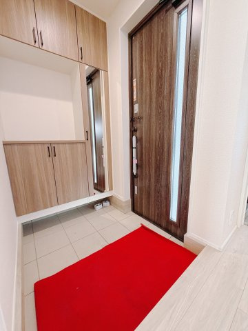 【新築戸建】前橋朝日町2丁目25-1期の玄関|■玄関｜収納豊富な玄関♪全身ミラー付き収納もあり、お出かけ前の身だしなみチェックもバッチリです！