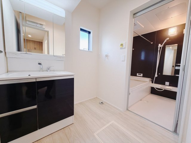 【新築戸建】前橋朝日町2丁目25-1期の独立洗面台|■洗面室｜大きな鏡で朝の身支度もラクラク♪毎日の忙しい準備が楽しくなる洗面所です(^^♪