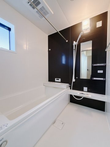 【新築戸建】前橋朝日町2丁目25-1期の浴室|■浴室｜お子様やご年配の方にも負担のかからないエコベンチ浴槽。半身浴ができる機能性が魅力です。浴室暖房換気乾燥機付きで冬でも暖かく過ごせます。