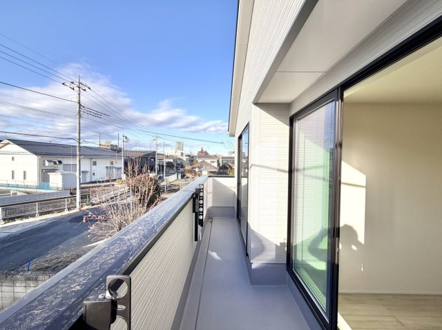 【新築戸建】前橋朝日町2丁目25-1期のバルコニー|■バルコニー｜あたたかな陽のひかりを浴びることのできるバルコニー。お洗濯物やお布団を干せば、家族みんなが気持ちよく暮らすことができます(*^^*)
