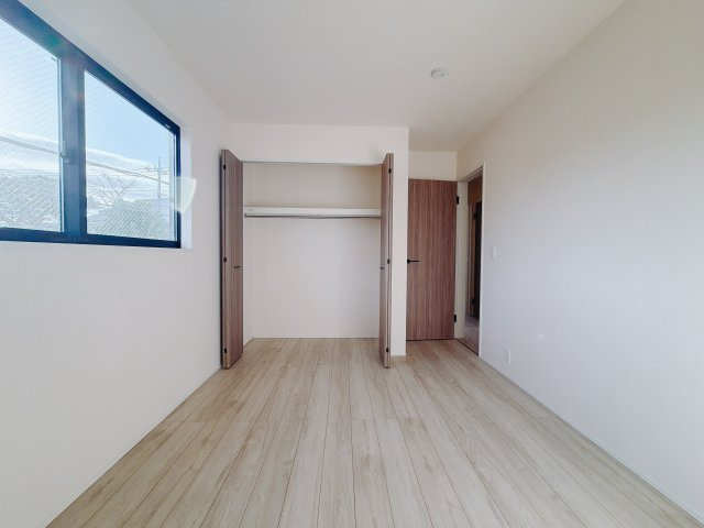 【新築戸建】前橋朝日町2丁目25-1期の洋室|■2階洋室｜お子様の一人部屋にピッタリな洋室。木のぬくもりを感じるフローリングは、天然木の味わいが時とともに深みを増していきます。また、傷にも強く、フリーワックスでお手入れもラクラクです♪