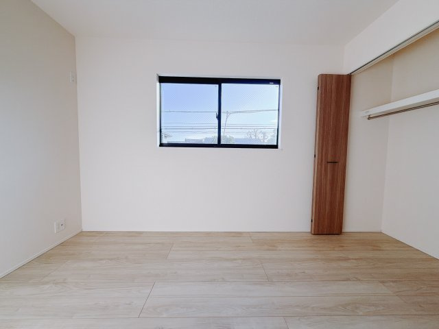 【新築戸建】前橋朝日町2丁目25-1期の洋室|■2階洋室｜ナチュラルカラーの床です。模様替えなどとても楽しく工夫できます♪陽当たり、風通しもとても良いので毎日快適な生活スタートです！子供部屋にも良いですね♪