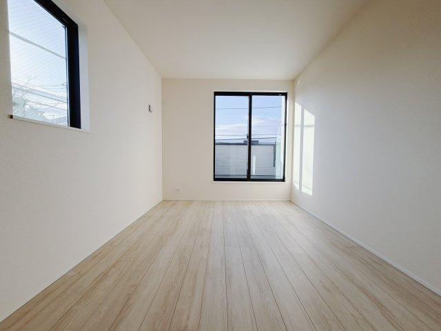 【新築戸建】前橋朝日町2丁目25-1期の洋室|■2階洋室｜階洋室には大きな窓をご用意しています。日中はあたたかな日差し差し込み自分時間も充実できますね＾＾