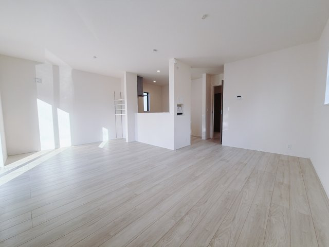 【新築戸建】前橋朝日町2丁目25-1期の居間・リビング|■リビング｜時の流れと共に陽射しは装いを変え空間に新たな彩りを与えます。一日中家に居ても飽きることなく過ごすことができる素敵な空間です♪