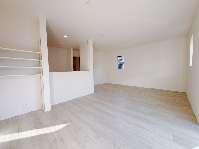 【新築戸建】前橋朝日町2丁目25-1期の居間・リビング|■リビング｜木製で懐かしさのある家具やアンティーク調の小物に囲まれてレコードを流したり小説を読んだり…そんな心ときめく暮らしをしませんか？