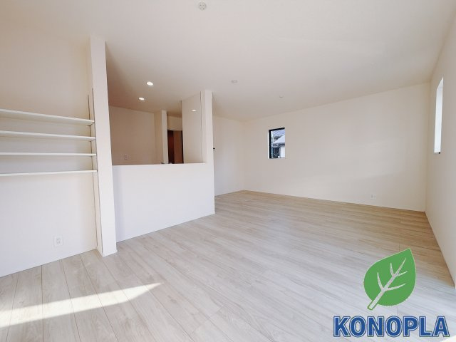 【新築戸建】前橋朝日町2丁目25-1期の居間・リビング|■リビング｜木製で懐かしさのある家具やアンティーク調の小物に囲まれてレコードを流したり小説を読んだり…そんな心ときめく暮らしをしませんか？