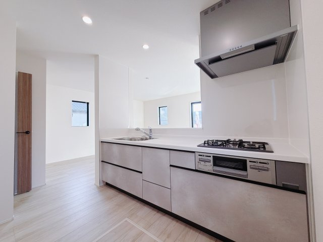 【新築戸建】前橋朝日町2丁目25-1期のキッチン|■キッチン｜作業がはかどる広々カウンタースペース。会話がはずむ「オープンキッチン」なので家族とのコミュニケーションも活発になります。