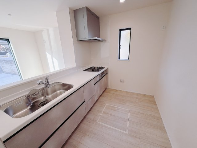 【新築戸建】前橋朝日町2丁目25-1期のキッチン|■キッチン｜ワークトップの幅が広く、お子様といっしょにお料理をつくったり、ちょっとしたパーティーも楽しめます。フラットなのでお掃除がしやすいのもポイントです♪