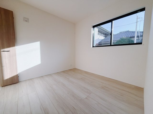 【新築戸建】前橋朝日町2丁目25-1期の洋室|■1階洋室｜1階には洋室をご用意しております！大きな窓付きなので日当たりもOKです！