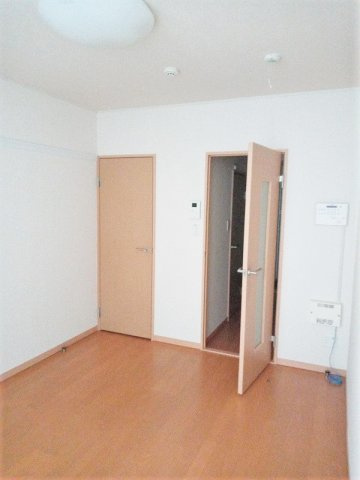 レオパレスカリンの居間・リビング|備品は部屋毎に異なります。１Ｆのみフローリング