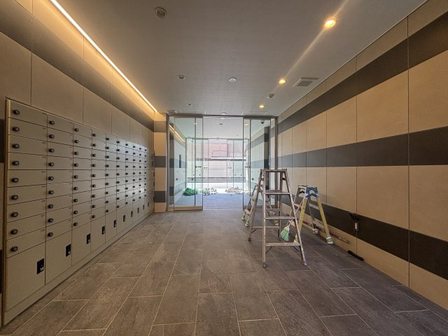 エヌステージジェイアール新白岡駅前のロビー|ゆとりのあるロビーです