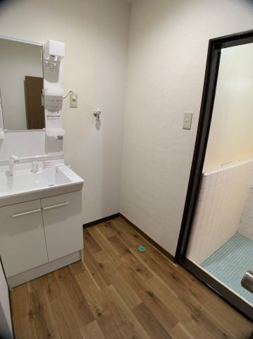 北葛飾郡杉戸町清地5丁目戸建の洗面所|明るい洗面所です