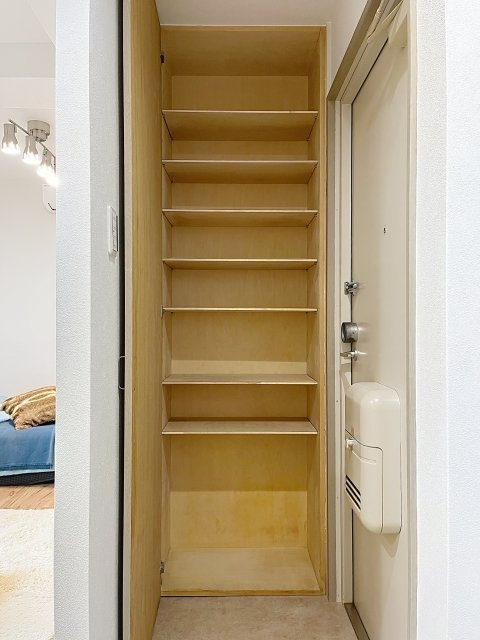 ハイツ若草の収納|靴入※家具・小物はイメージです
