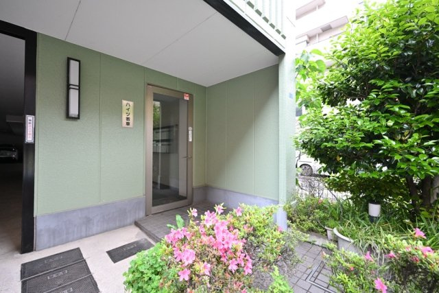 ハイツ若草のエントランス|ゆとりのあるエントランスです