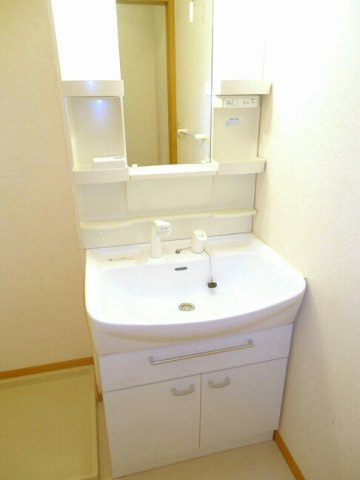 ドルフ・サンフラワー　Ⅱの洗面所|ゆったりとスペースのある洗面所