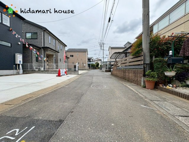 上尾市原市北1丁目　新築戸建　ブルーミング01の前面道路含む現地写真