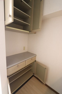 【キッチン】 | エクセルフラッツ | システムキッチンの背面にも収納があり便利です