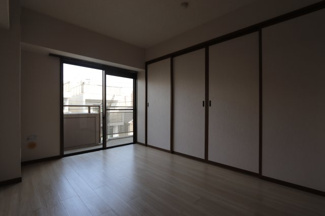 【居間・リビング】 | エクセルフラッツ | リビングとつながっている洋室6帖です。クローゼットもあります。