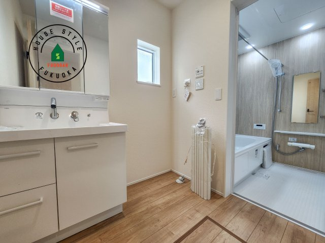 福岡市西区拾六町3丁目第1-3棟（1号棟）の脱衣所|ゆとりの洗面スペースで朝の身支度もスムーズに。暮らしを快適に変えるシャワー付洗面台です！