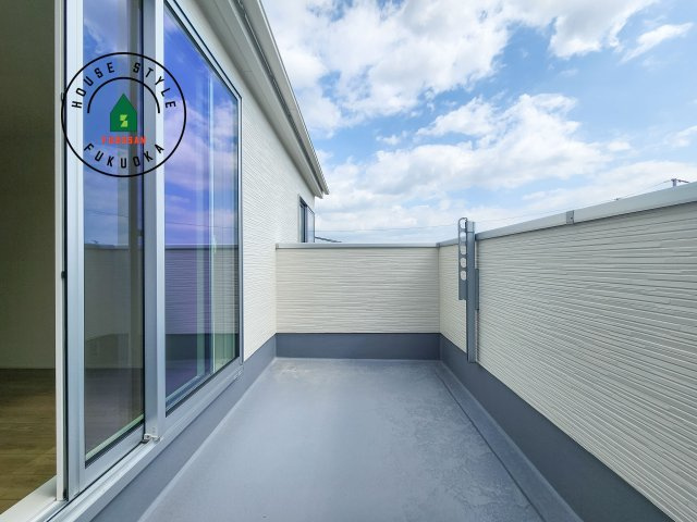 福岡市西区拾六町3丁目第1-3棟（1号棟）のバルコニー|風をしっかりと感じられるバルコニーでは、毎日が洗濯日和です。広々としているので洗濯も楽しくなるでしょうし、気分転換にバルコニーからの眺めを楽しむのもいいでしょう。