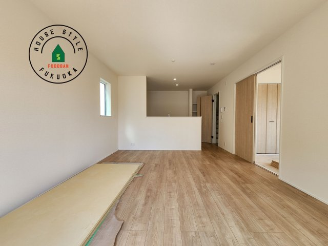 福岡市西区拾六町3丁目第1-3棟（1号棟）の居間・リビング|キッチンからリビングをしっかり確認できます。家族の笑顔があふれる空間になりそうですね。