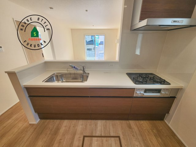 福岡市西区拾六町3丁目第1-3棟（1号棟）のキッチン|ご家族を近くに感じられる対面キッチンのLDK。会話もはずみそうですね。
