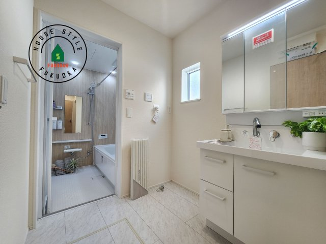 福岡市西区拾六町3丁目第1-3棟（3号棟）の脱衣所|ゆとりの洗面スペースで朝の身支度もスムーズに。暮らしを快適に変えるシャワー付洗面台です！
