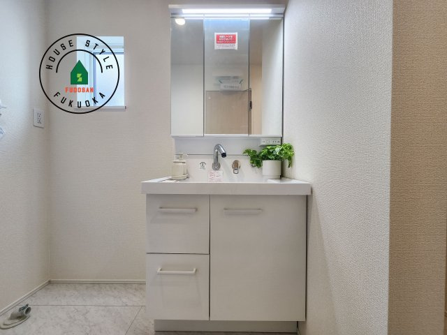 福岡市西区拾六町3丁目第1-3棟（3号棟）の独立洗面台|毎日使うものだから清潔な空間を保ちたい水回り。洗面にはそんな願いを解消させてくれる収納アイデアが満載です。三面鏡の裏側にはキャビネットが現れ小物から背の高い物まで収納できます。