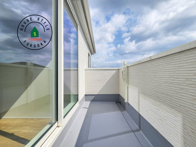 福岡市西区拾六町3丁目第1-3棟（3号棟）のバルコニー|風をしっかりと感じられるバルコニーでは、毎日が洗濯日和です。広々としているので洗濯も楽しくなるでしょうし、気分転換にバルコニーからの眺めを楽しむのもいいでしょう。