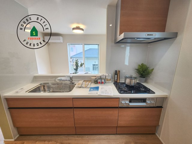 福岡市西区拾六町3丁目第1-3棟（3号棟）のキッチン|ご家族を近くに感じられる対面キッチンのLDK。会話もはずみそうですね。