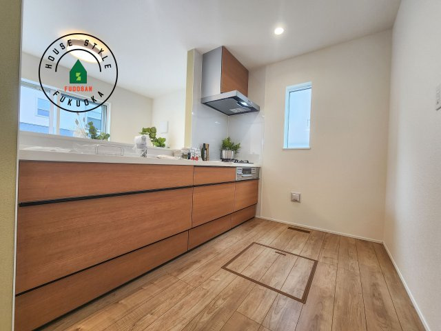 福岡市西区拾六町3丁目第1-3棟（3号棟）のキッチン|ダイニングテーブルへの配膳がラクラク、お料理はかどるカウンター付きシステムキッチン！