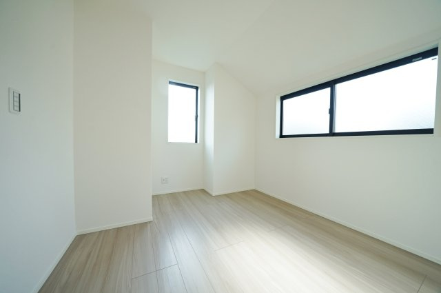 【横浜市旭区白根6丁目41-2全2棟新築戸建て】★仲介手数料無料★（不動丸小学校・鶴ケ峯中学校）の洋室