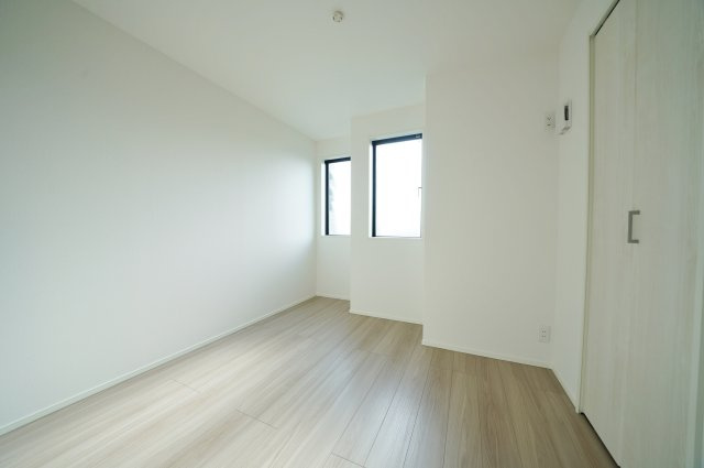 【横浜市旭区白根6丁目41-2全2棟新築戸建て】★仲介手数料無料★（不動丸小学校・鶴ケ峯中学校）の洋室