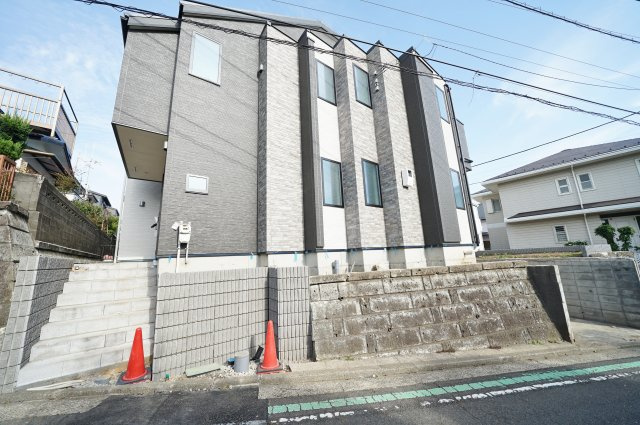 “開放感×片付く家”が両立｜白根6丁目｜南西角地×前面7.3mのゆとりある新築戸建★仲介手数料無料★の外観|直線的なフォルムと落ち着いたカラーでまとめられた外観。街並みに調和しながらも存在感のあるデザイン住宅に仕上がっています。