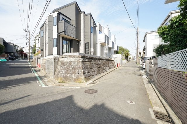“開放感×片付く家”が両立｜白根6丁目｜南西角地×前面7.3mのゆとりある新築戸建★仲介手数料無料★の前面道路含む現地写真|交通量の少ない落ち着いた前面道路。車の出し入れもしやすく、小さなお子様がいるご家庭にも安心の住環境です。
