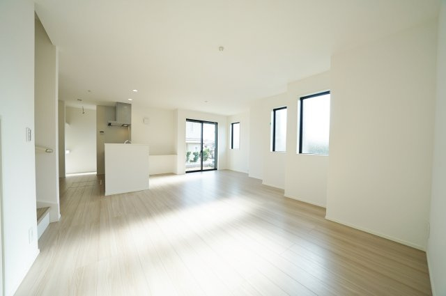 【横浜市旭区白根6丁目41-2全2棟新築戸建て】★仲介手数料無料★（不動丸小学校・鶴ケ峯中学校）の居間・リビング