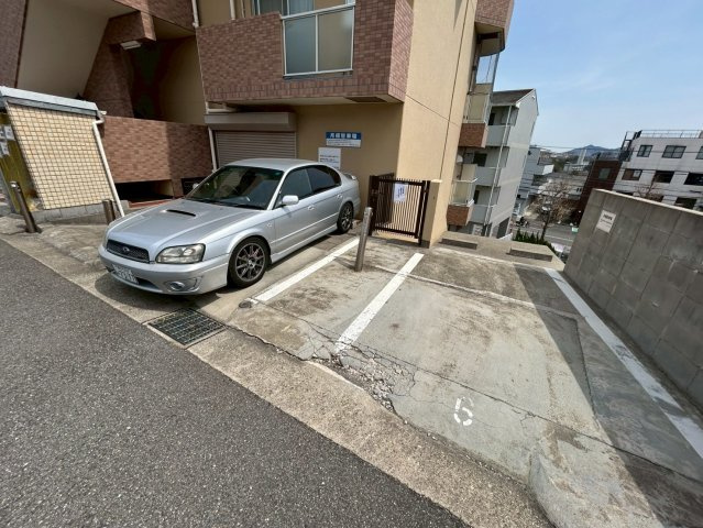 サニーパレス神陵台の駐車場